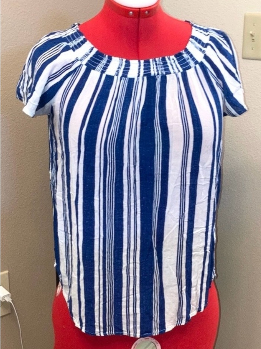 Liz Claiborne smocked neck short sleeve blouse top Size Small